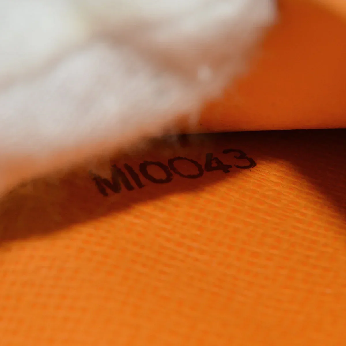 Louis Vuitton 2003 Orange Epi Portefeuille Viennois M6324H - Image 7